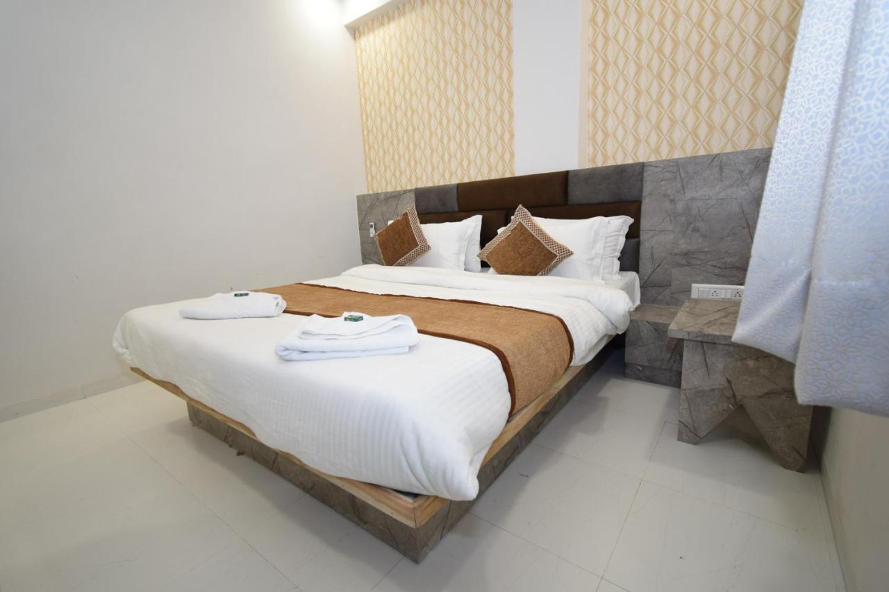 Hotel A1 Vastrapur Ahmedabad Exterior photo
